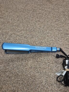 BaByliss Pro Nano Titanium Flat Iron Metallic Blue Works Great 1.5 Inch Plate